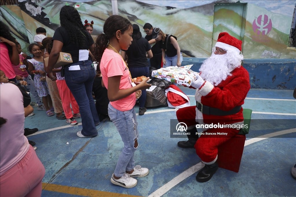 Venezuelalı Noel Baba, Caracas'ta çocukları ziyaret etti