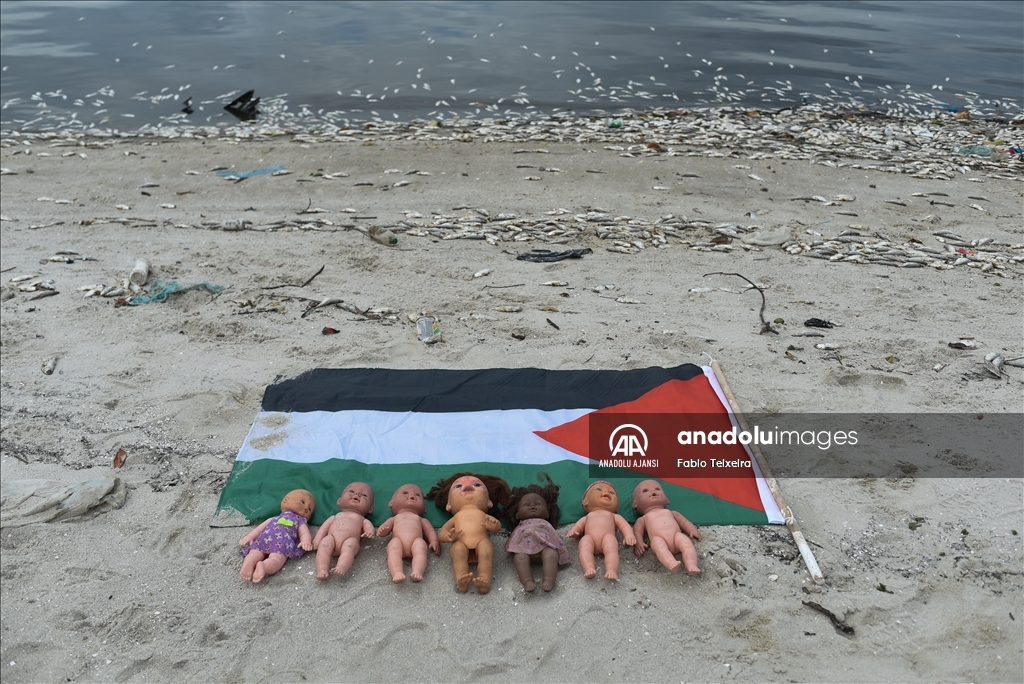 Brezilyalı Noel Baba, Rio De Janeiro'da faveladaki çocukları ziyaret etti