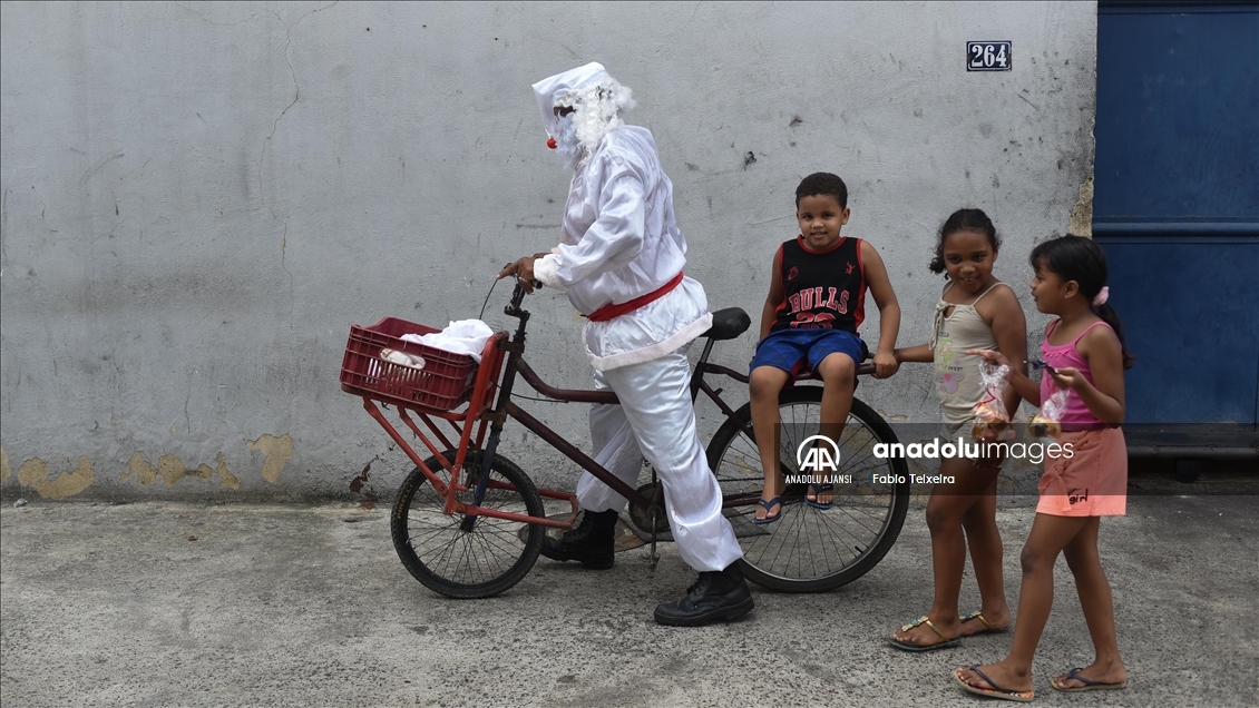 Venezuela ve Brezilya'da yaşayan çocukları Noel Baba ziyaret etti