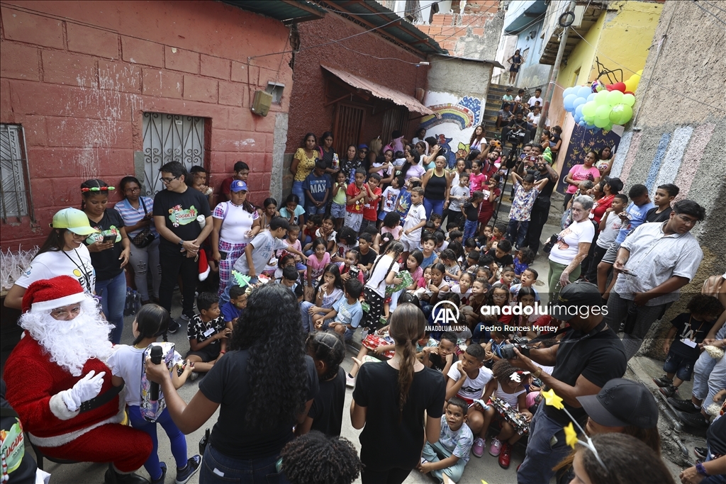 Venezuelalı Noel Baba, Caracas'ta çocukları ziyaret etti