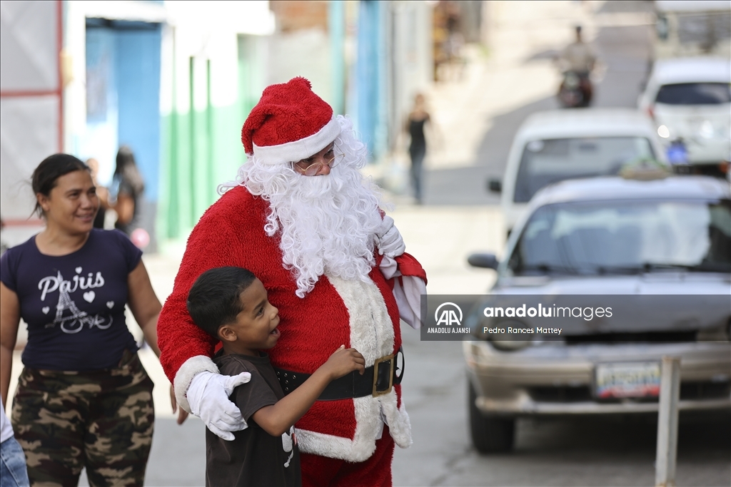Venezuelalı Noel Baba, Caracas'ta çocukları ziyaret etti