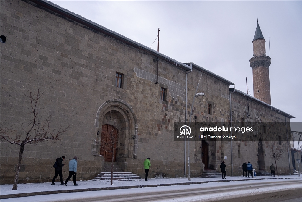 Erzurum'da kar ve soğuk hava etkili oldu