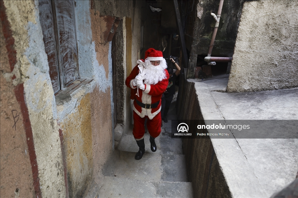 Venezuelalı Noel Baba, Caracas'ta çocukları ziyaret etti