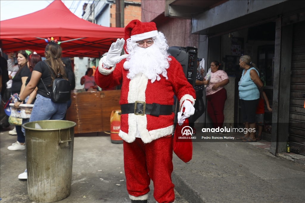 Venezuelalı Noel Baba, Caracas'ta çocukları ziyaret etti