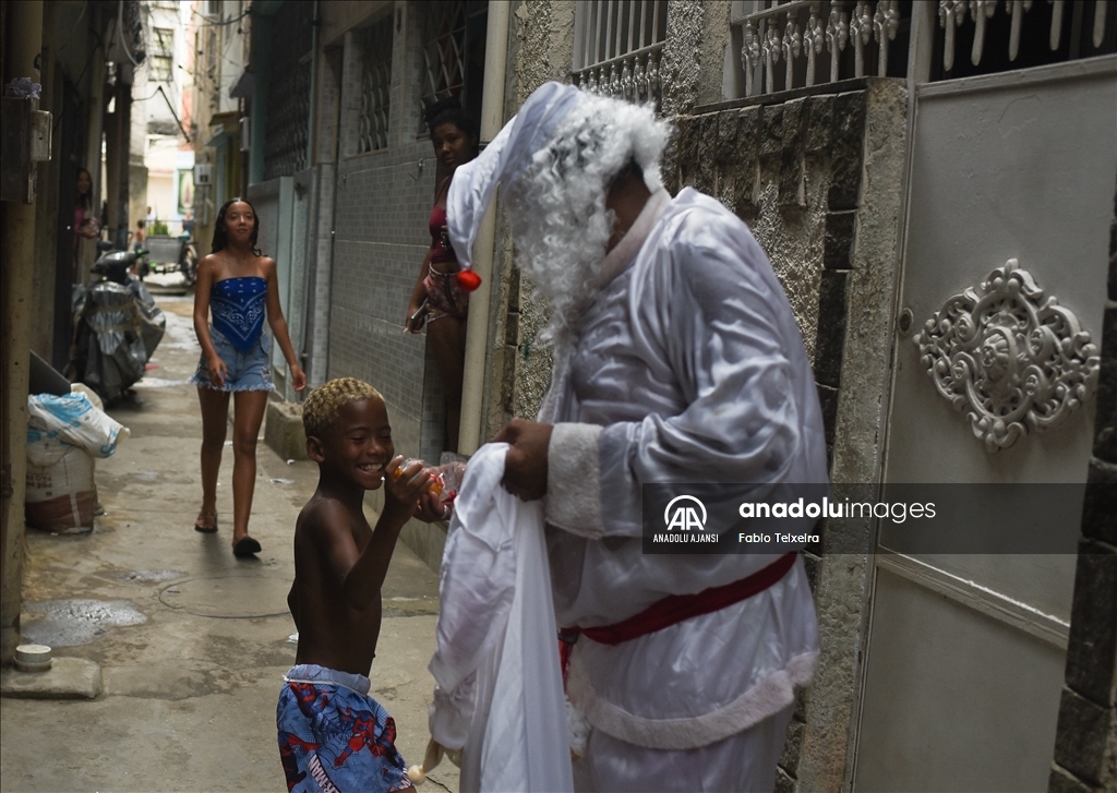 Brezilyalı Noel Baba, Rio De Janeiro'da faveladaki çocukları ziyaret etti