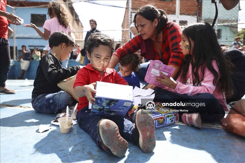 Venezuelalı Noel Baba, Caracas'ta çocukları ziyaret etti