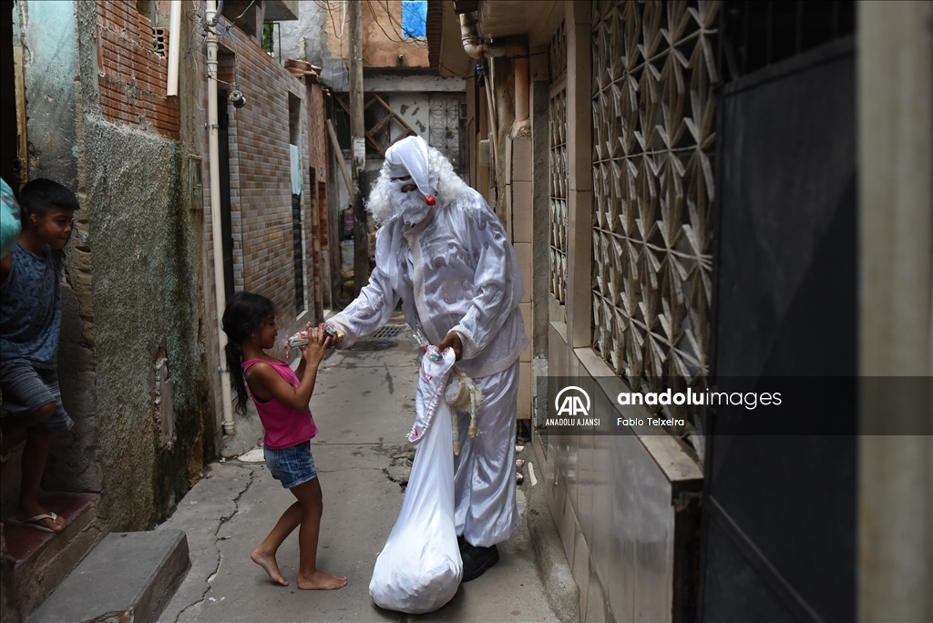 Brezilyalı Noel Baba, Rio De Janeiro'da faveladaki çocukları ziyaret etti