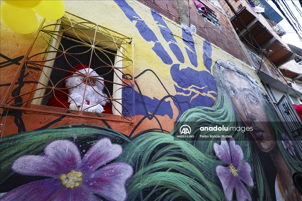 Venezuelalı Noel Baba, Caracas'ta çocukları ziyaret etti