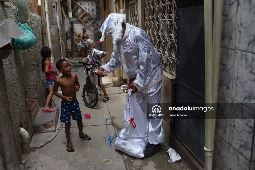 Brezilyalı Noel Baba, Rio De Janeiro'da faveladaki çocukları ziyaret etti