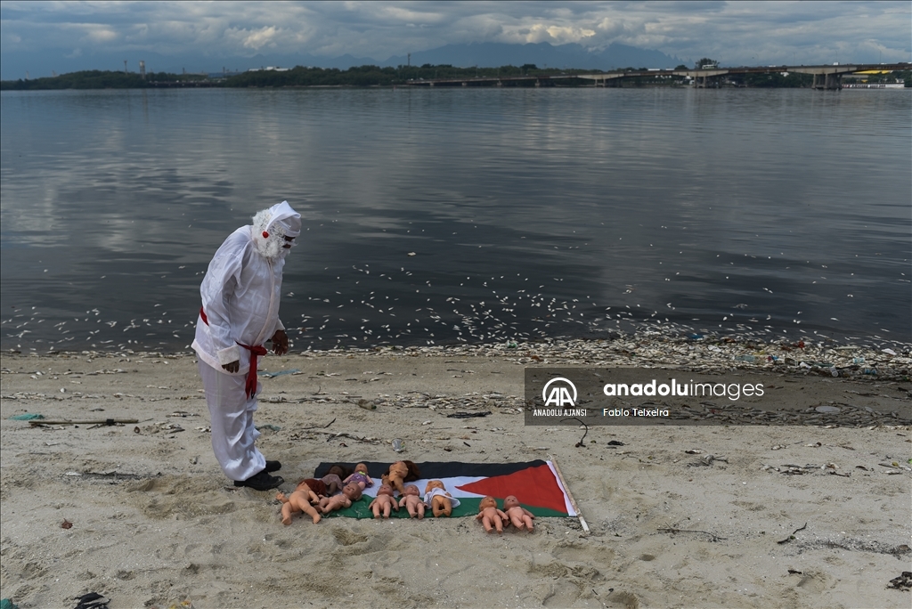 Brezilyalı Noel Baba, Rio De Janeiro'da faveladaki çocukları ziyaret etti