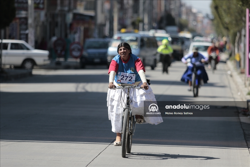 Bolivya’da Cholitas Bisiklet Yarışı düzenledi