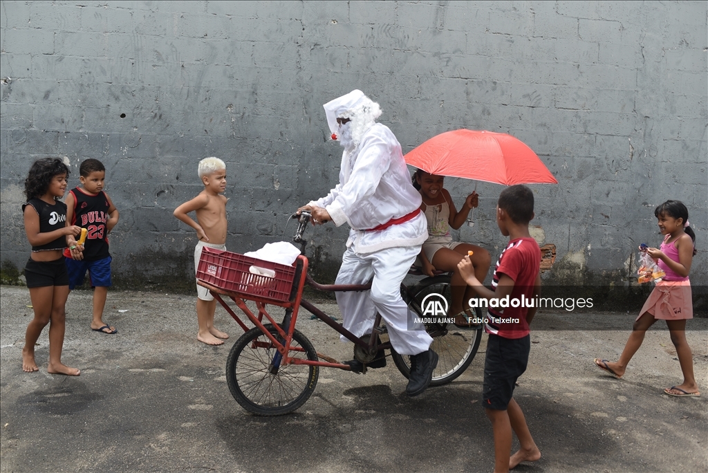 Brezilyalı Noel Baba, Rio De Janeiro'da faveladaki çocukları ziyaret etti