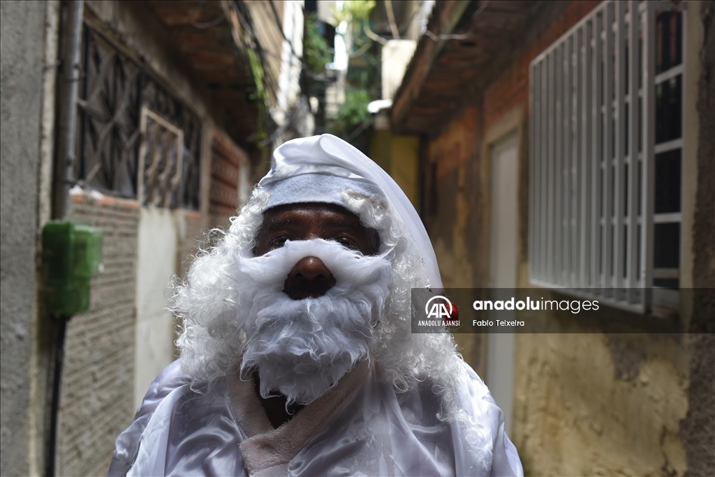 Brezilyalı Noel Baba, Rio De Janeiro'da faveladaki çocukları ziyaret etti