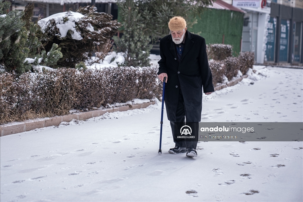 Erzurum'da kar ve soğuk hava etkili oldu