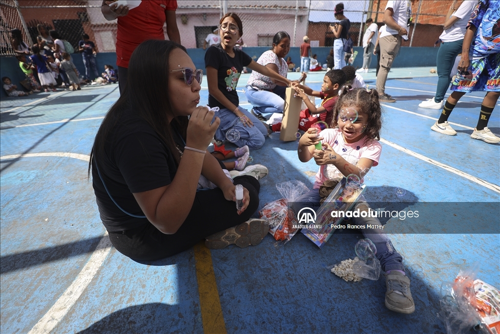 Venezuelalı Noel Baba, Caracas'ta çocukları ziyaret etti