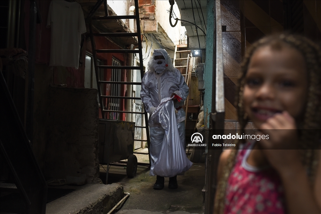 Brezilyalı Noel Baba, Rio De Janeiro'da faveladaki çocukları ziyaret etti