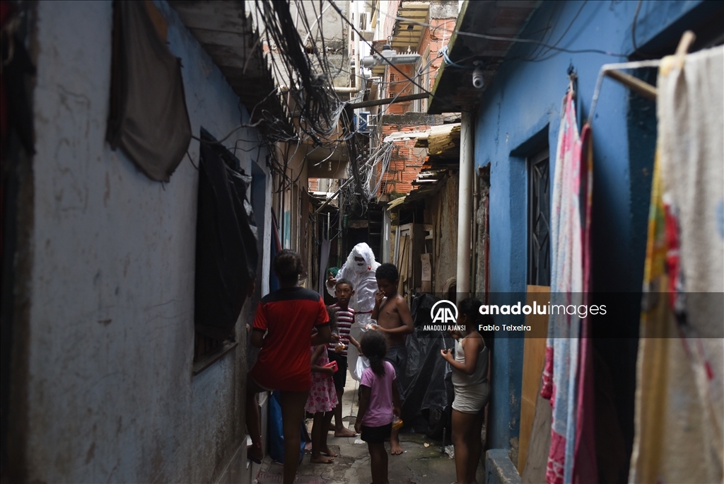 Brezilyalı Noel Baba, Rio De Janeiro'da faveladaki çocukları ziyaret etti