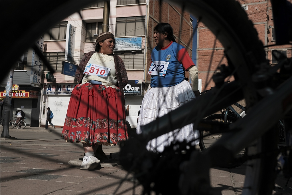 Bolivya’da Cholitas Bisiklet Yarışı düzenledi