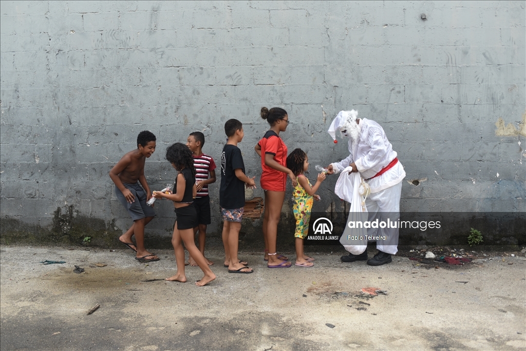 Brezilyalı Noel Baba, Rio De Janeiro'da faveladaki çocukları ziyaret etti