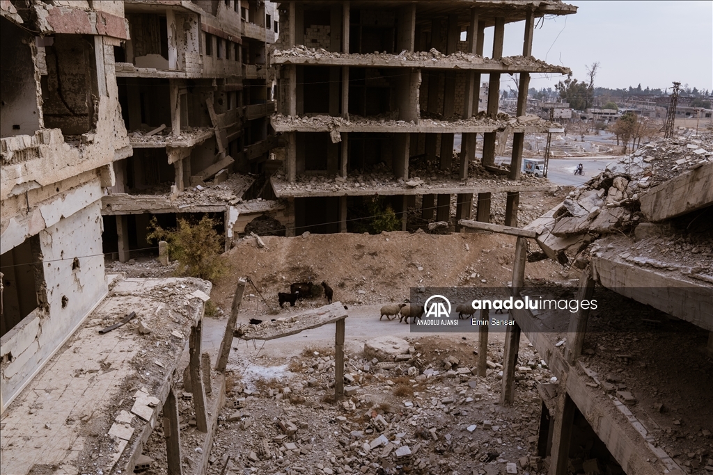Şam'ın mahallelerindeki evlerine dönen Suriyeliler hayata tutunmaya çalışıyor