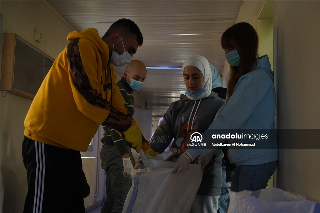 Gönüllü Suriyeli gençler, devlete ait binalarda enkaz kaldırma ve temizlik çalışması yaptı