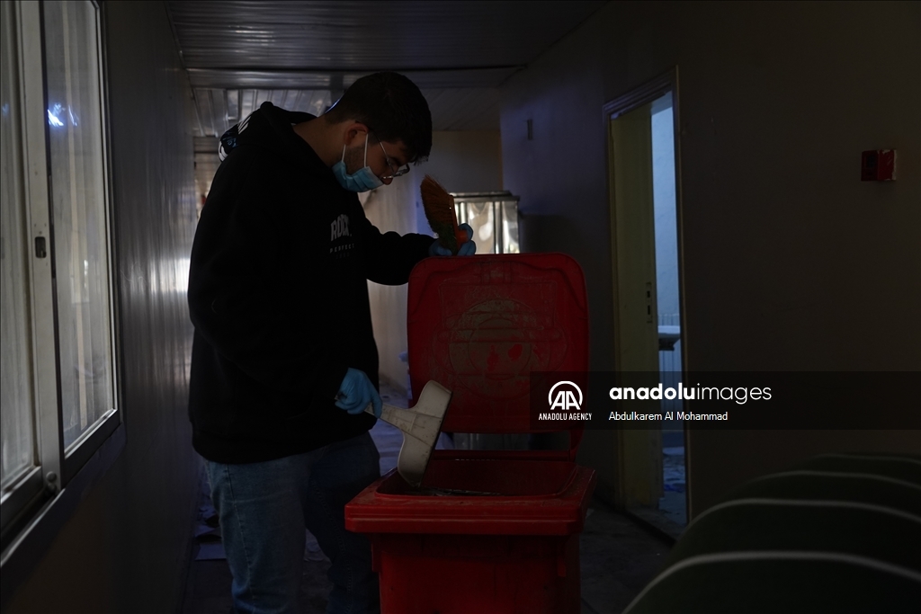 Syrian volunteers work to restore state institutions in Damascus