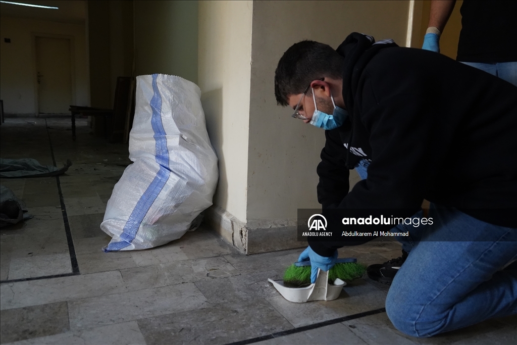 Syrian volunteers work to restore state institutions in Damascus