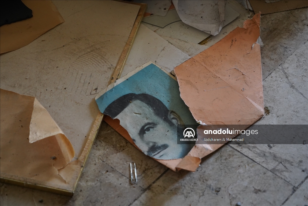 Syrian volunteers work to restore state institutions in Damascus