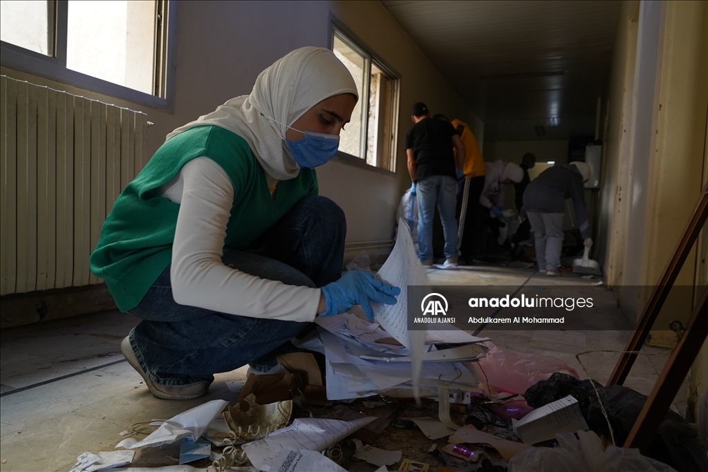 Gönüllü Suriyeli gençler, devlete ait binalarda enkaz kaldırma ve temizlik çalışması yaptı