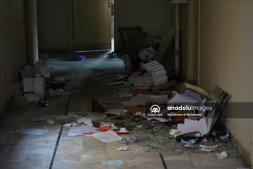 Gönüllü Suriyeli gençler, devlete ait binalarda enkaz kaldırma ve temizlik çalışması yaptı