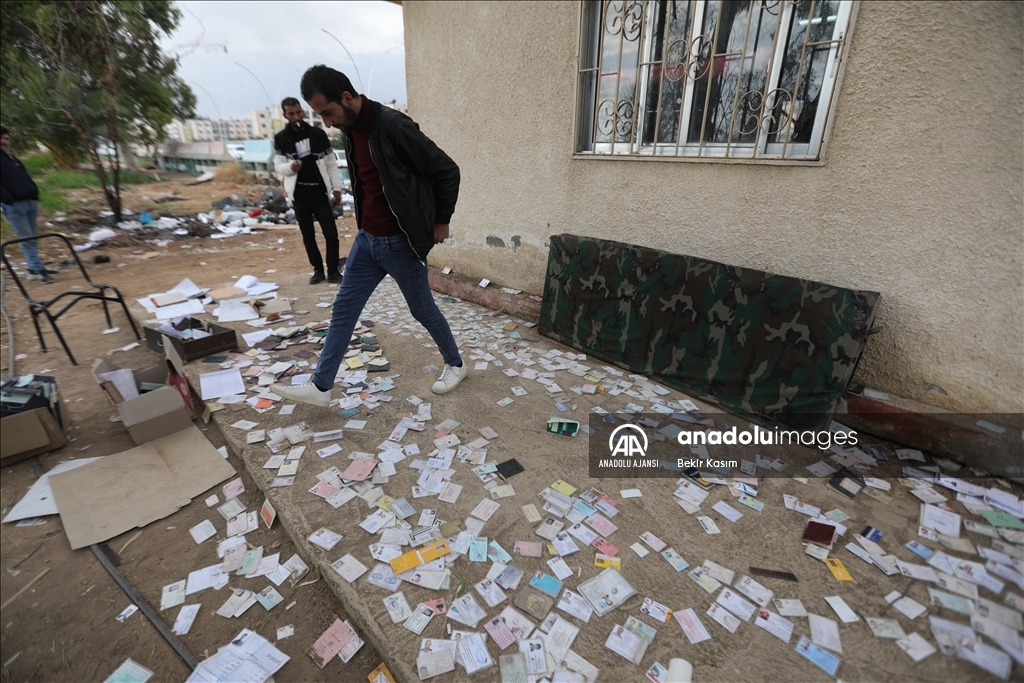 Suriyeliler, Şam'da bir gözaltı merkezinde bulunan kimlik kartlarından yakınlarının izini sürüyor
