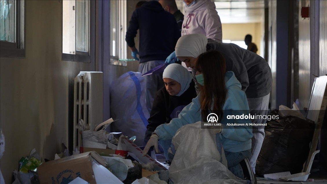 Gönüllü Suriyeli gençler, devlete ait binalarda enkaz kaldırma ve temizlik çalışması yaptı