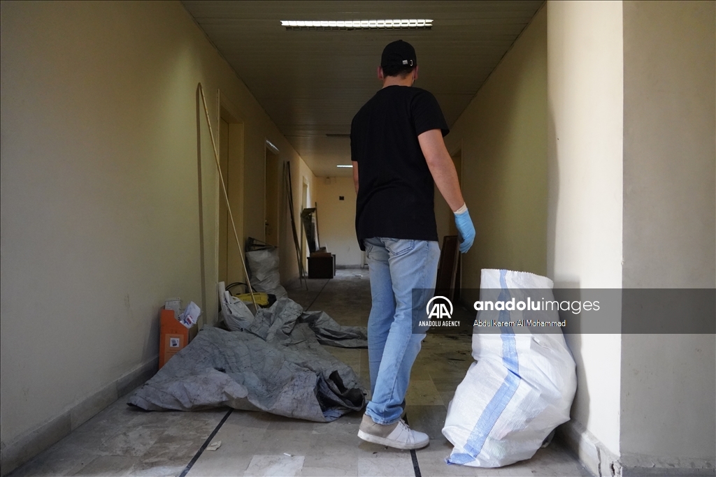 Syrian volunteers work to restore state institutions in Damascus