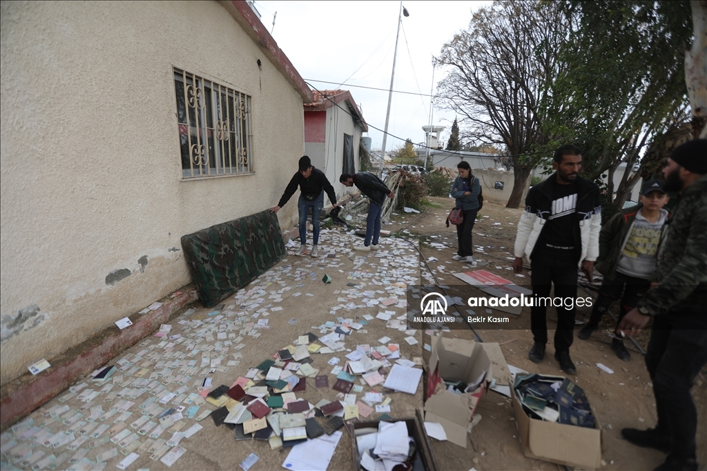 Suriyeliler, Şam'da bir gözaltı merkezinde bulunan kimlik kartlarından yakınlarının izini sürüyor