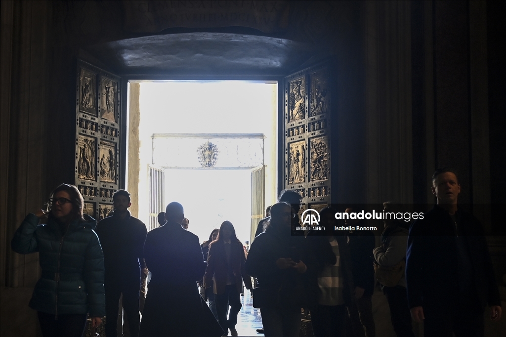 First pilgrims celebrate the Jubilee in Vatican