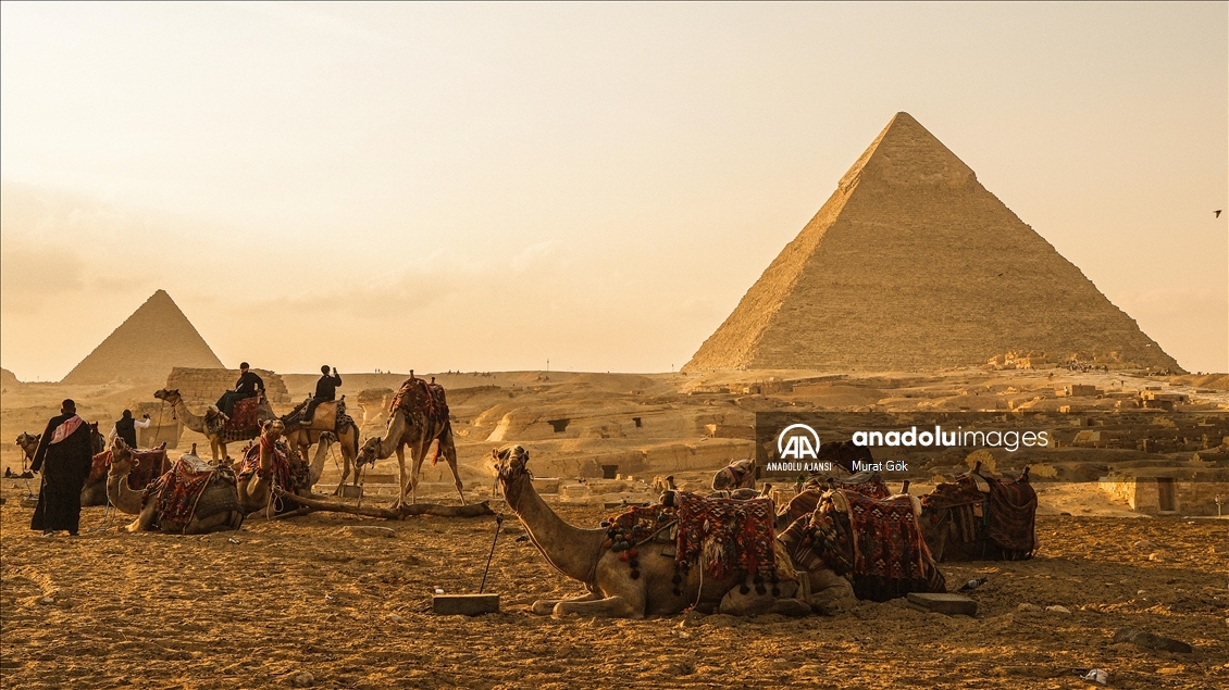 Giza piramitleri her yıl milyonlarca ziyaretçiyi ağırlıyor