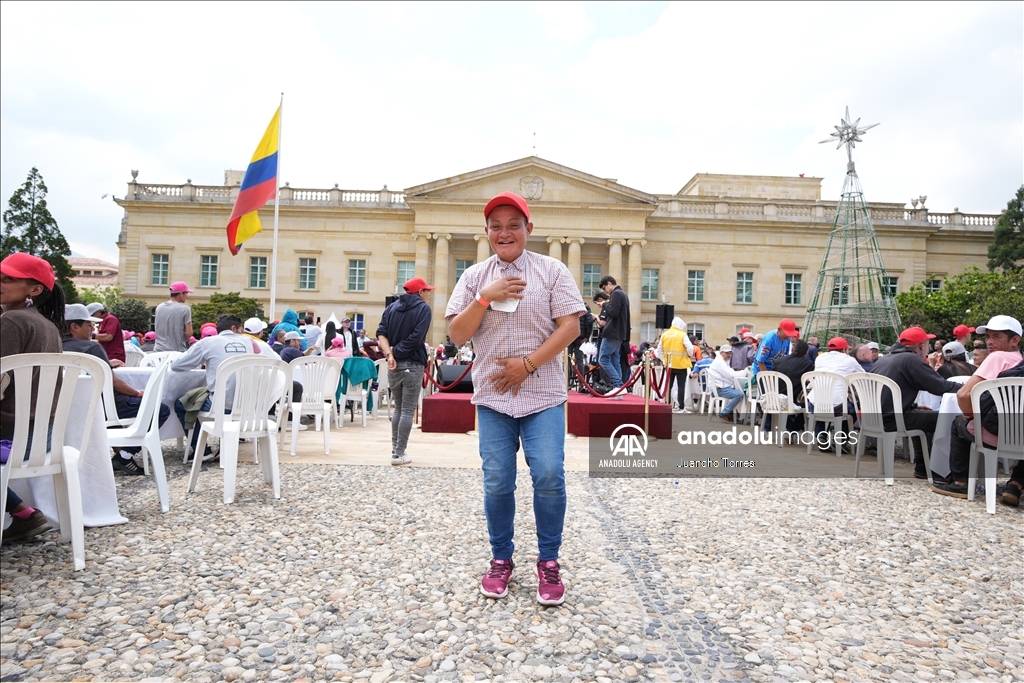 Christmas with homeless at Colombian presidential Palace