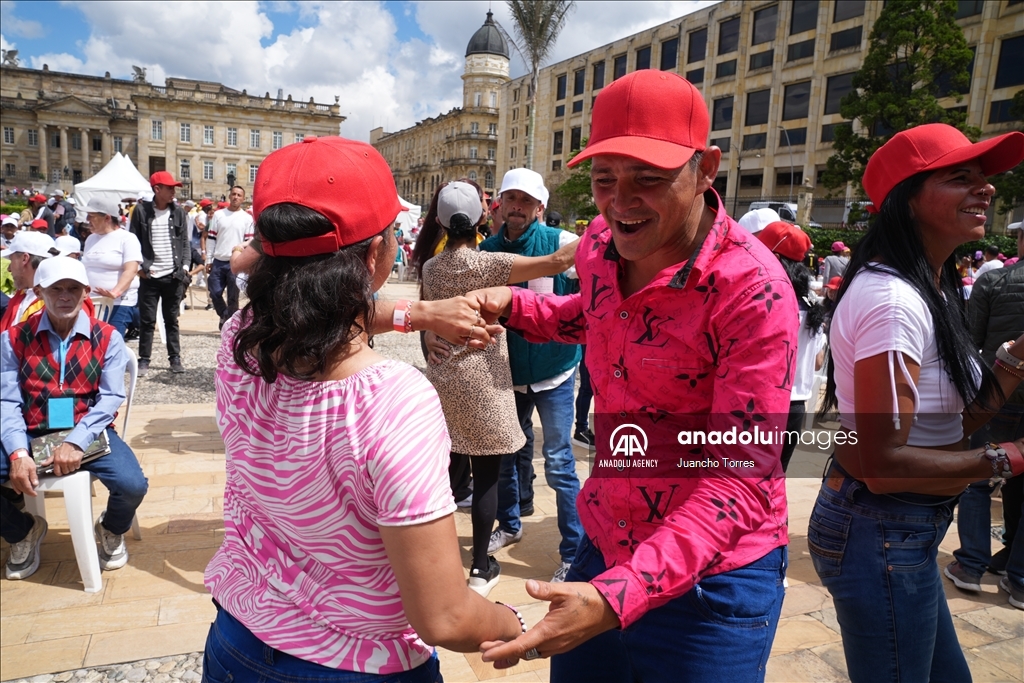 Christmas with homeless at Colombian presidential Palace
