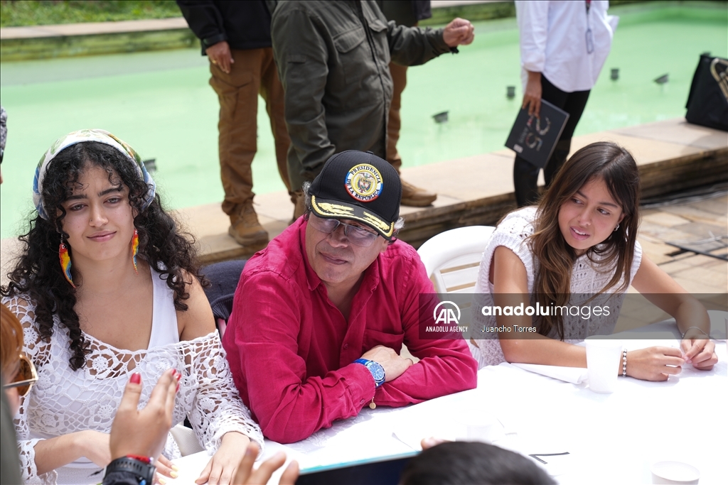 Christmas with homeless at Colombian presidential Palace