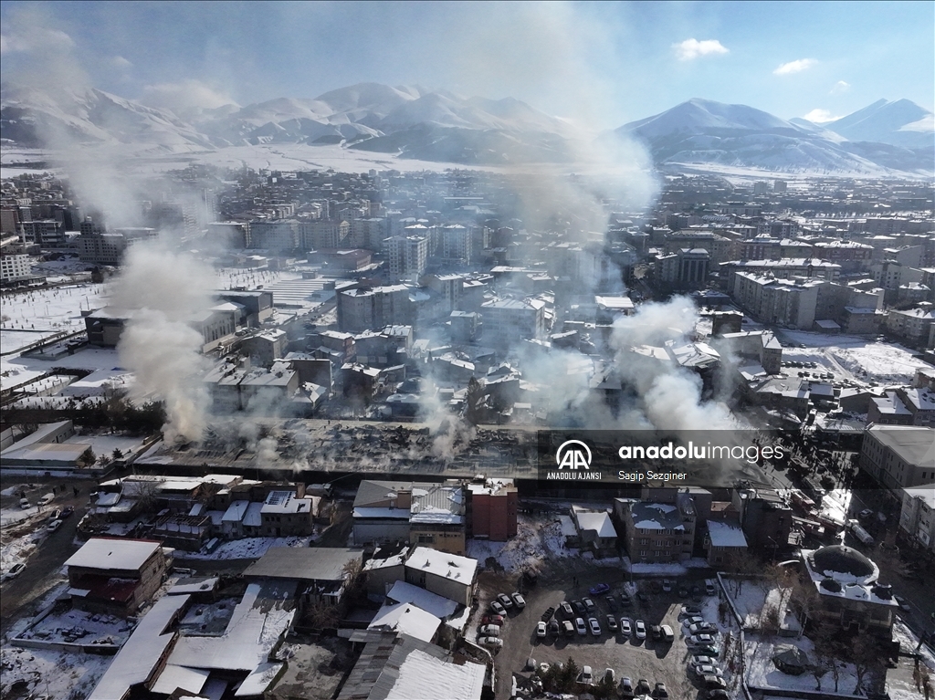 Erzurum'da tarihi Taş Ambarlar'daki çatı yangını kontrol altına alındı