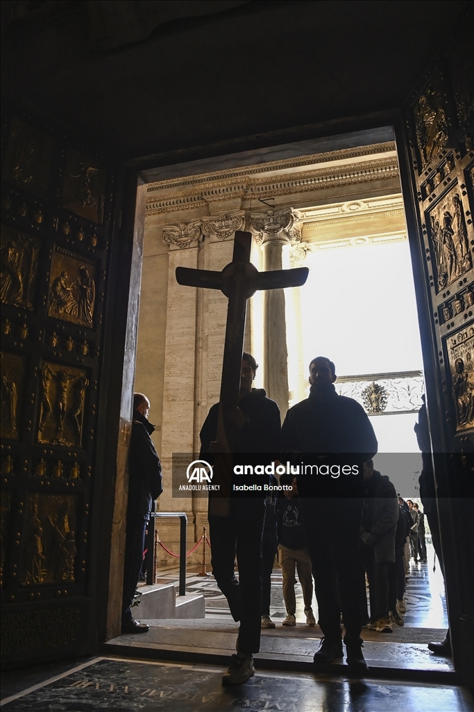 Папа Римский Франциск открыл Святые врата главного собора Ватикана