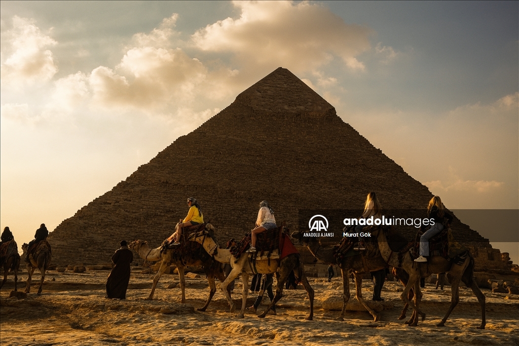 Giza piramitleri her yıl milyonlarca ziyaretçiyi ağırlıyor