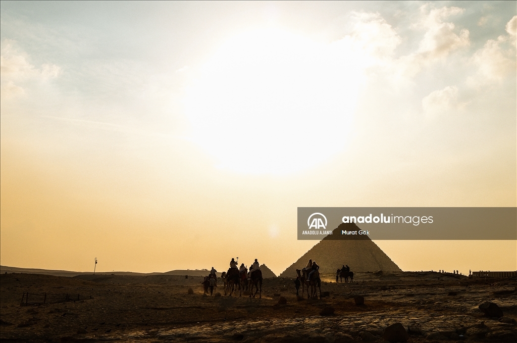 Giza piramitleri her yıl milyonlarca ziyaretçiyi ağırlıyor