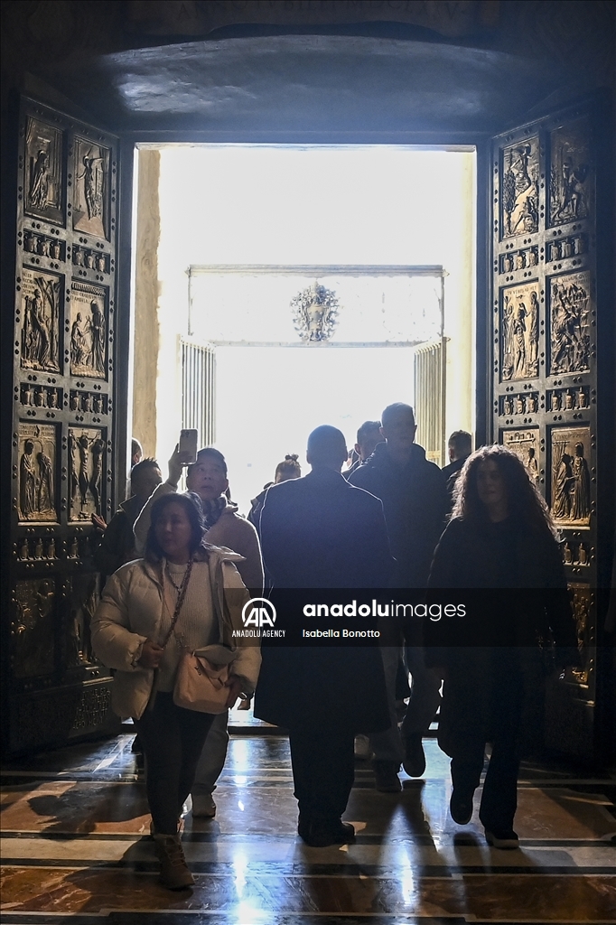 First pilgrims celebrate the Jubilee in Vatican