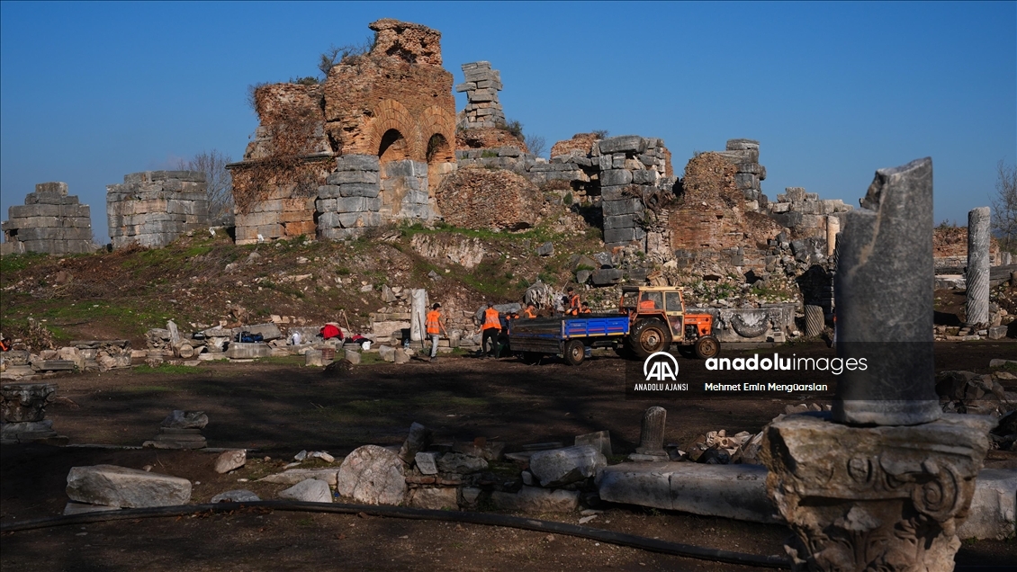 Efes Antik Kenti'nin Liman Caddesi ve Hamamı eski görkemine kavuşuyor