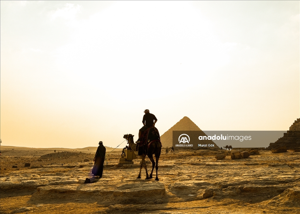 Giza piramitleri her yıl milyonlarca ziyaretçiyi ağırlıyor