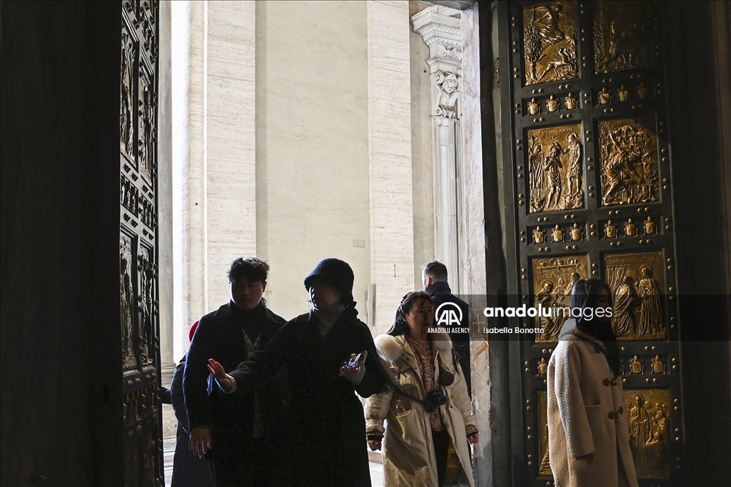 First pilgrims celebrate the Jubilee in Vatican
