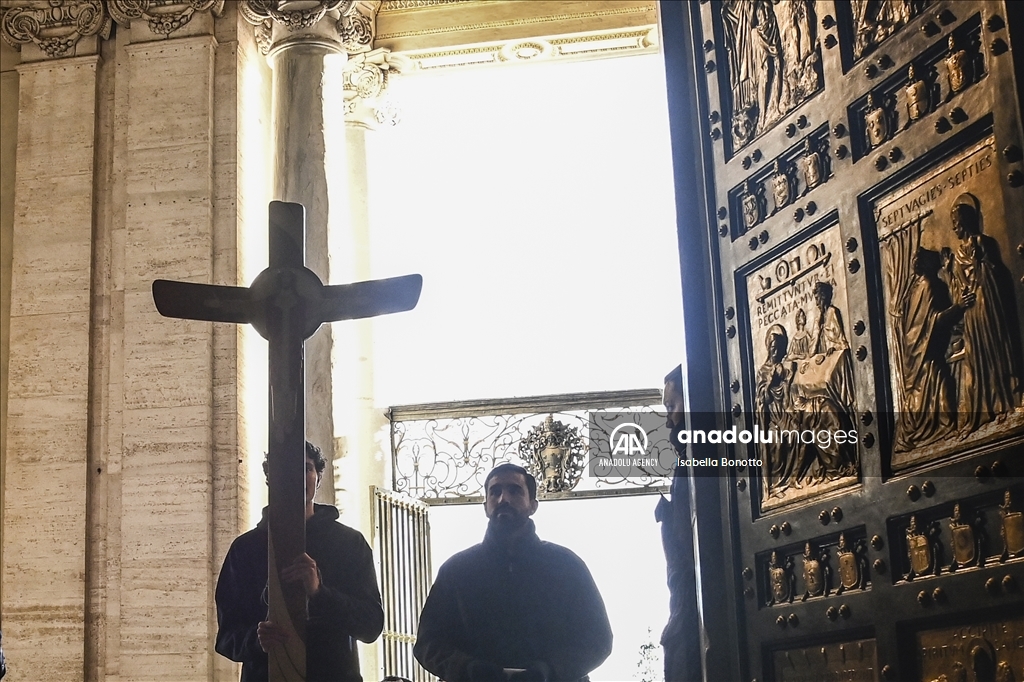 First pilgrims celebrate the Jubilee in Vatican