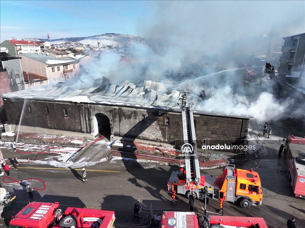 Erzurum'da tarihi Taş Ambarlar'daki çatı yangını kontrol altına alındı