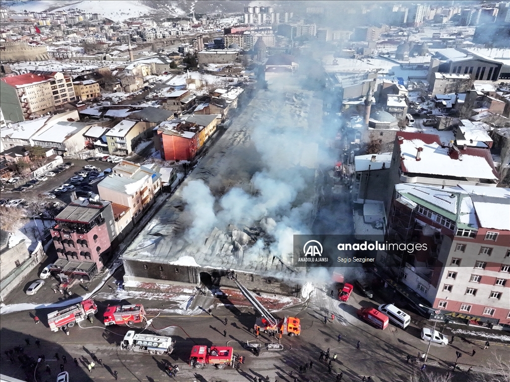 Erzurum'da tarihi Taş Ambarlar'daki çatı yangını kontrol altına alındı